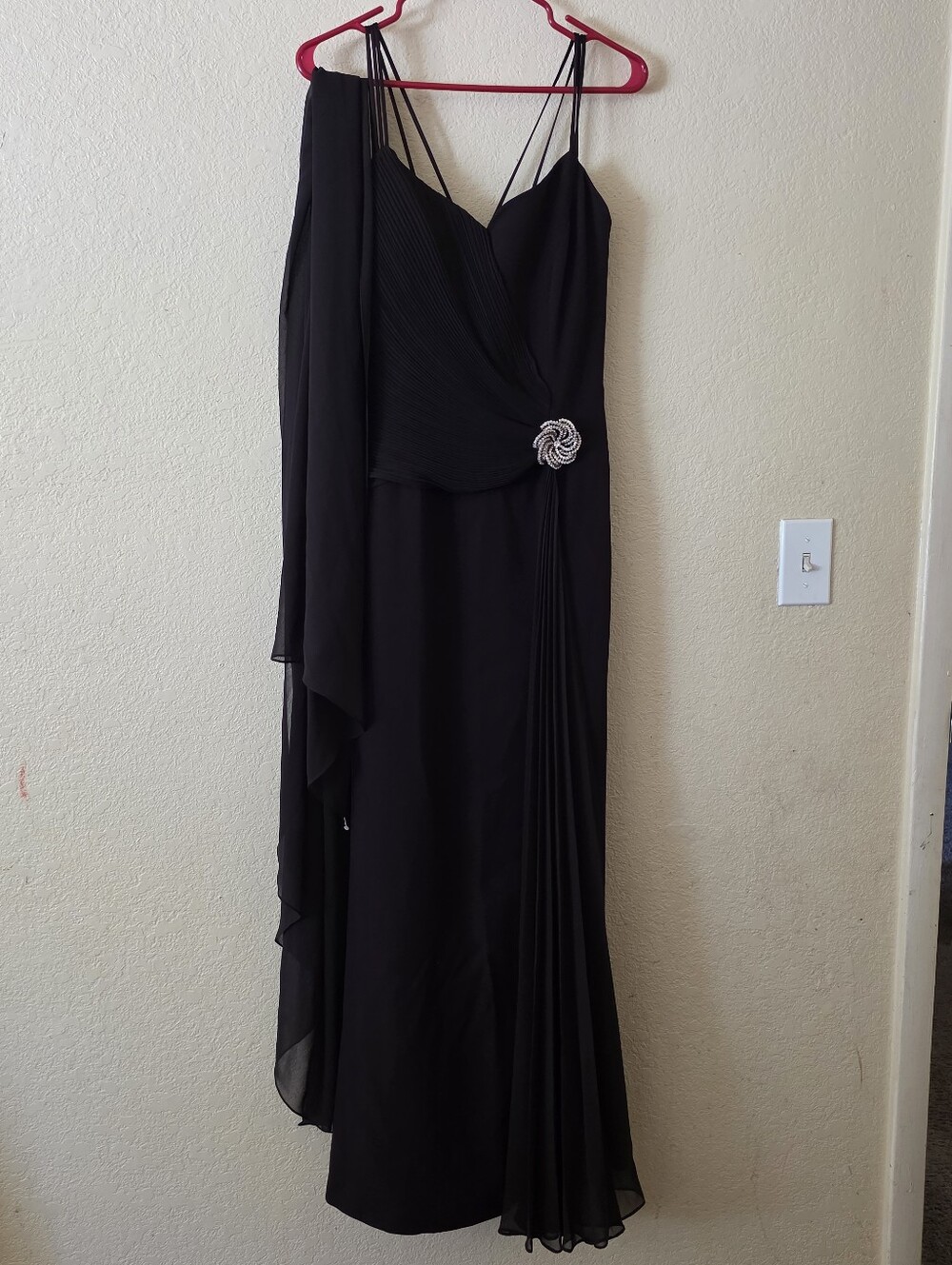 DAYMOR COUTURE Elegant Brown Evening Gown with Brooch Detail Size USA 4